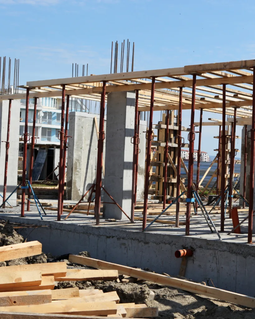 Chantier en cours avec ouvrages et réseaux apparents