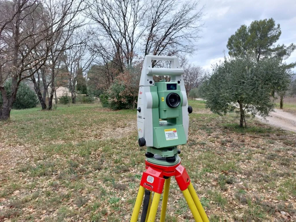 Topographe en intervention sur un chantier dans le Var